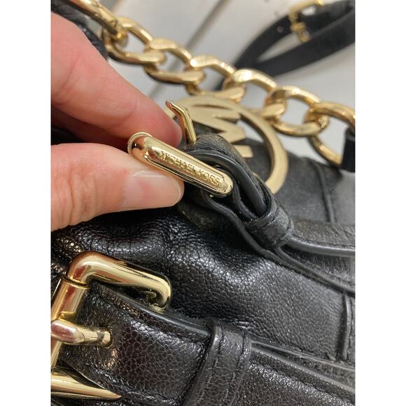 MICHAEL KORS, LARGE BLACK LEATHER CROSSBODY BAG WITH CHARM - Picture 9 of 14